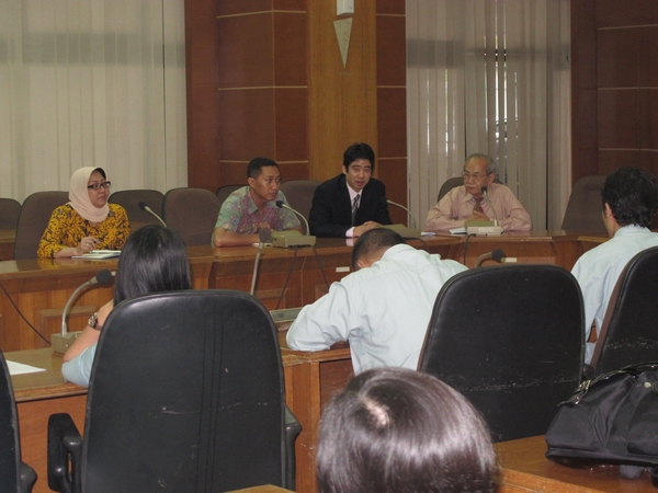 阿拉扎大学文学院院长（右一）与孔子学院院长（右二）出席开班仪式