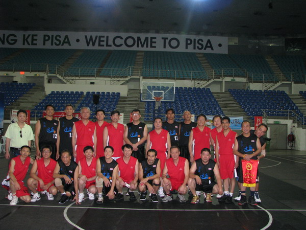 我校教授篮球队身着红色球服